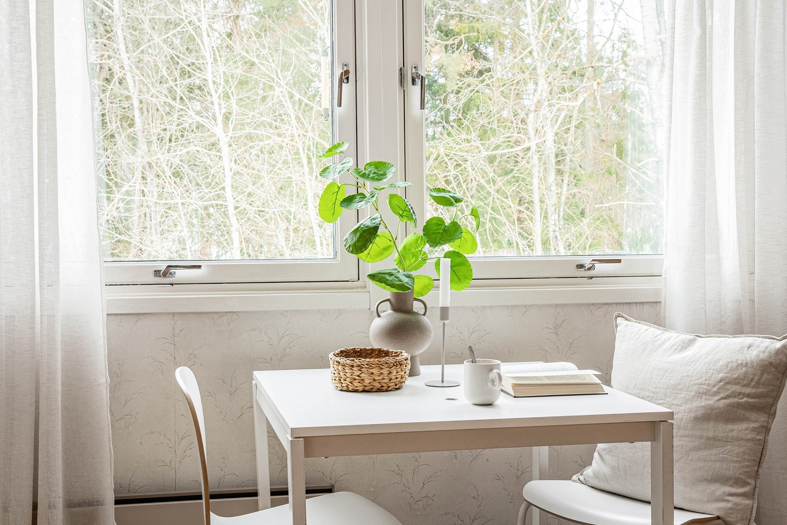 Hyggelig og grønt utsyn fra kjøkken Galleribilde