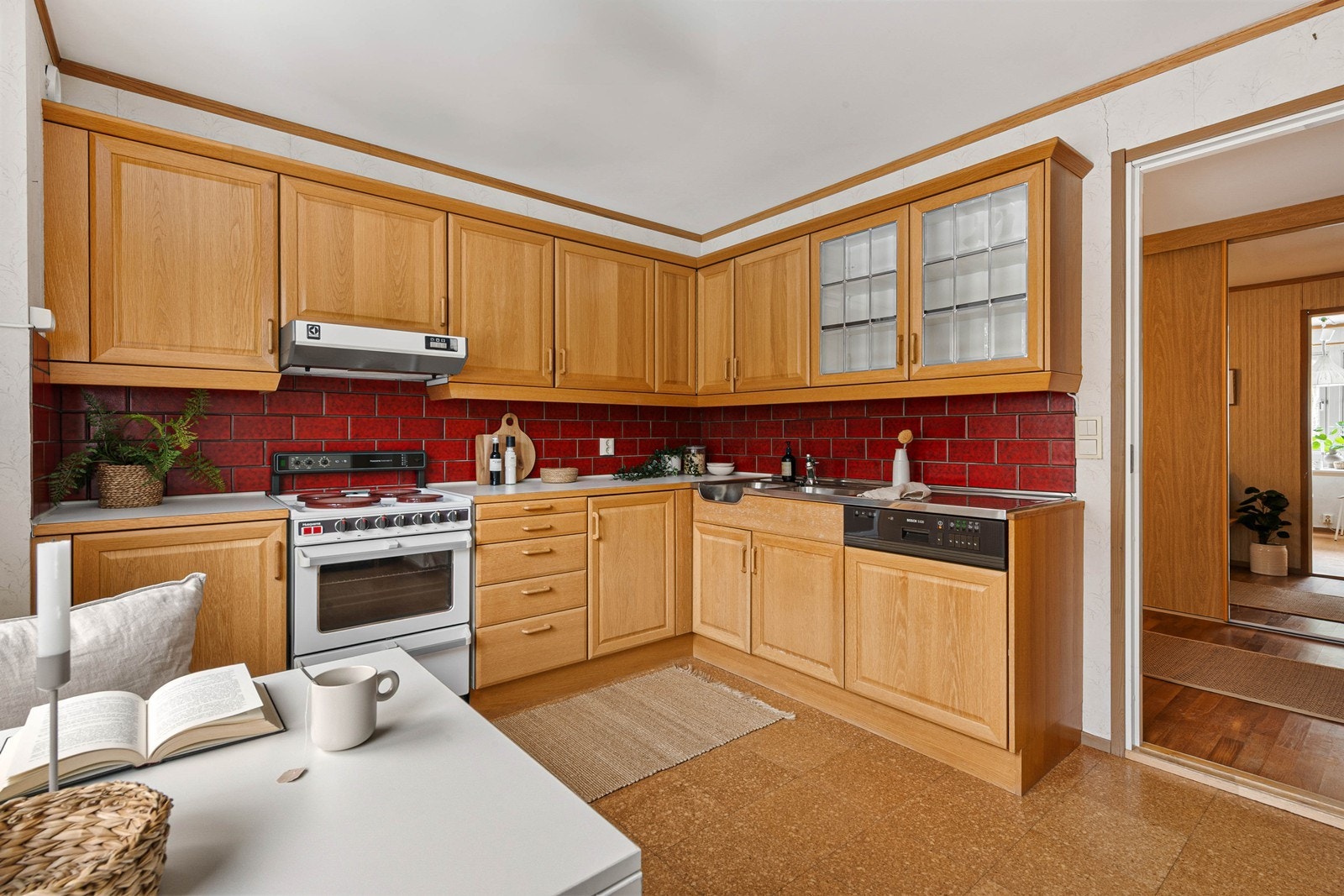 Godt med skap- og benkeplass på kjøkken Galleribilde