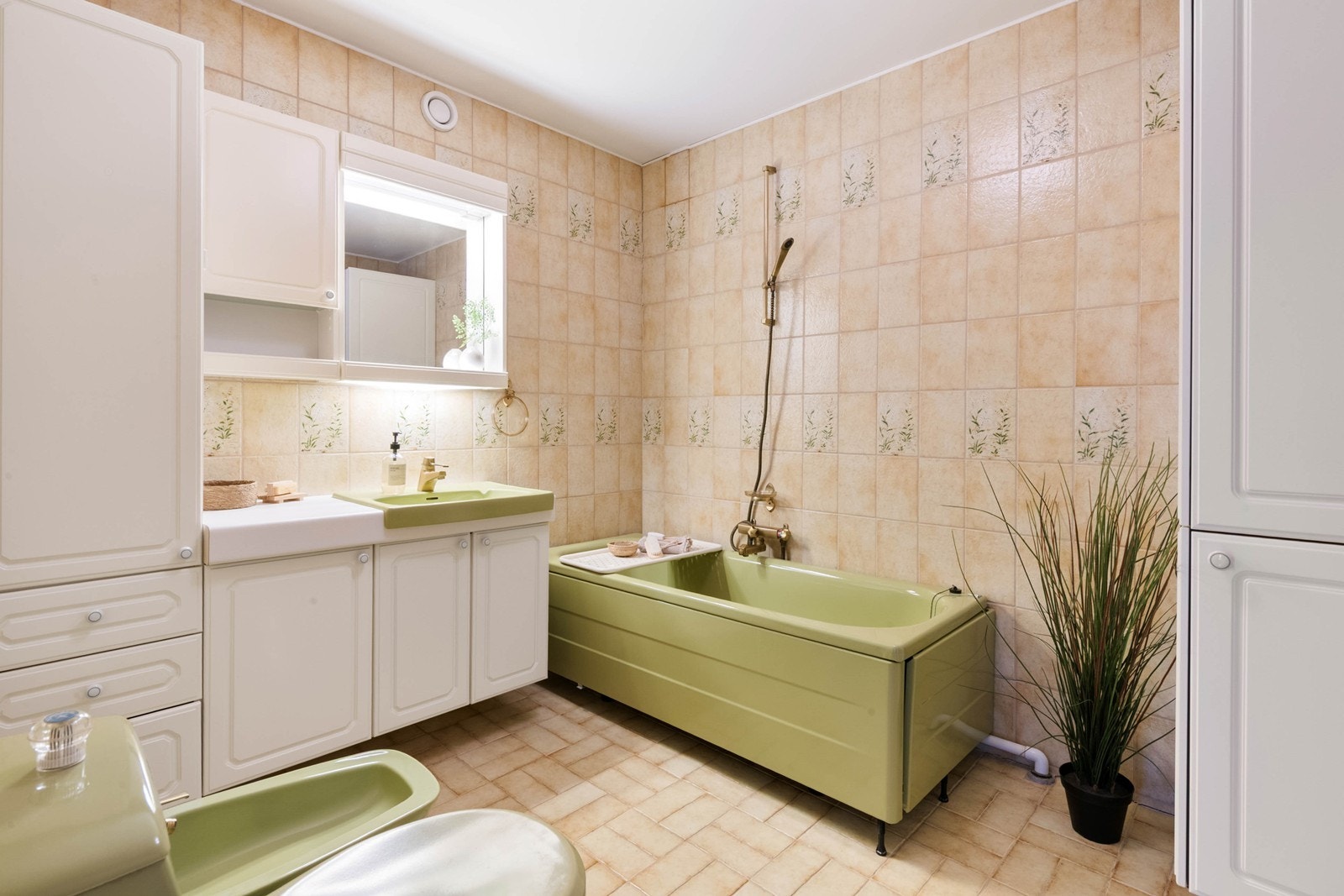 Eldre bad med badekar, toalett, bide og servantskap Galleribilde