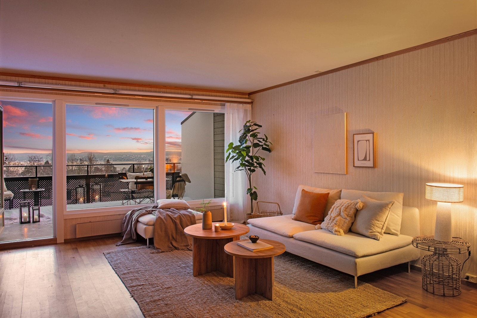 Utgang til solrike terrassen fra stuen Galleribilde