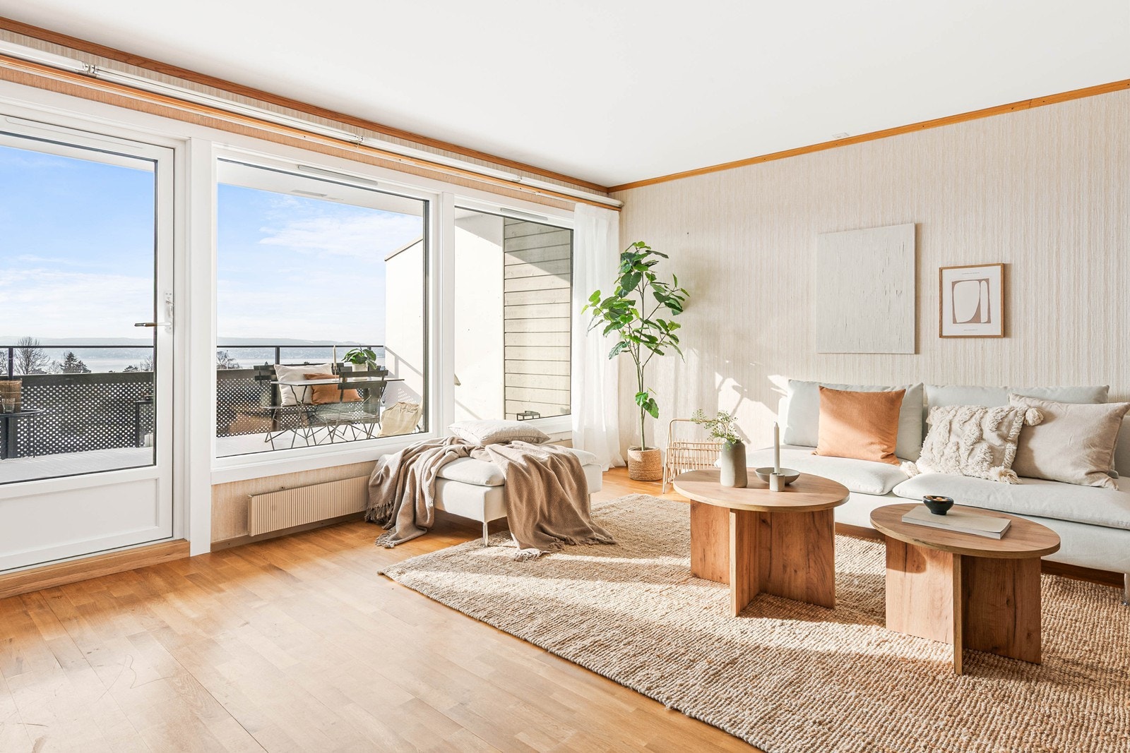 Store vindusflater og den hyggelig utsyn gjør rommet lyst og luftig Galleribilde