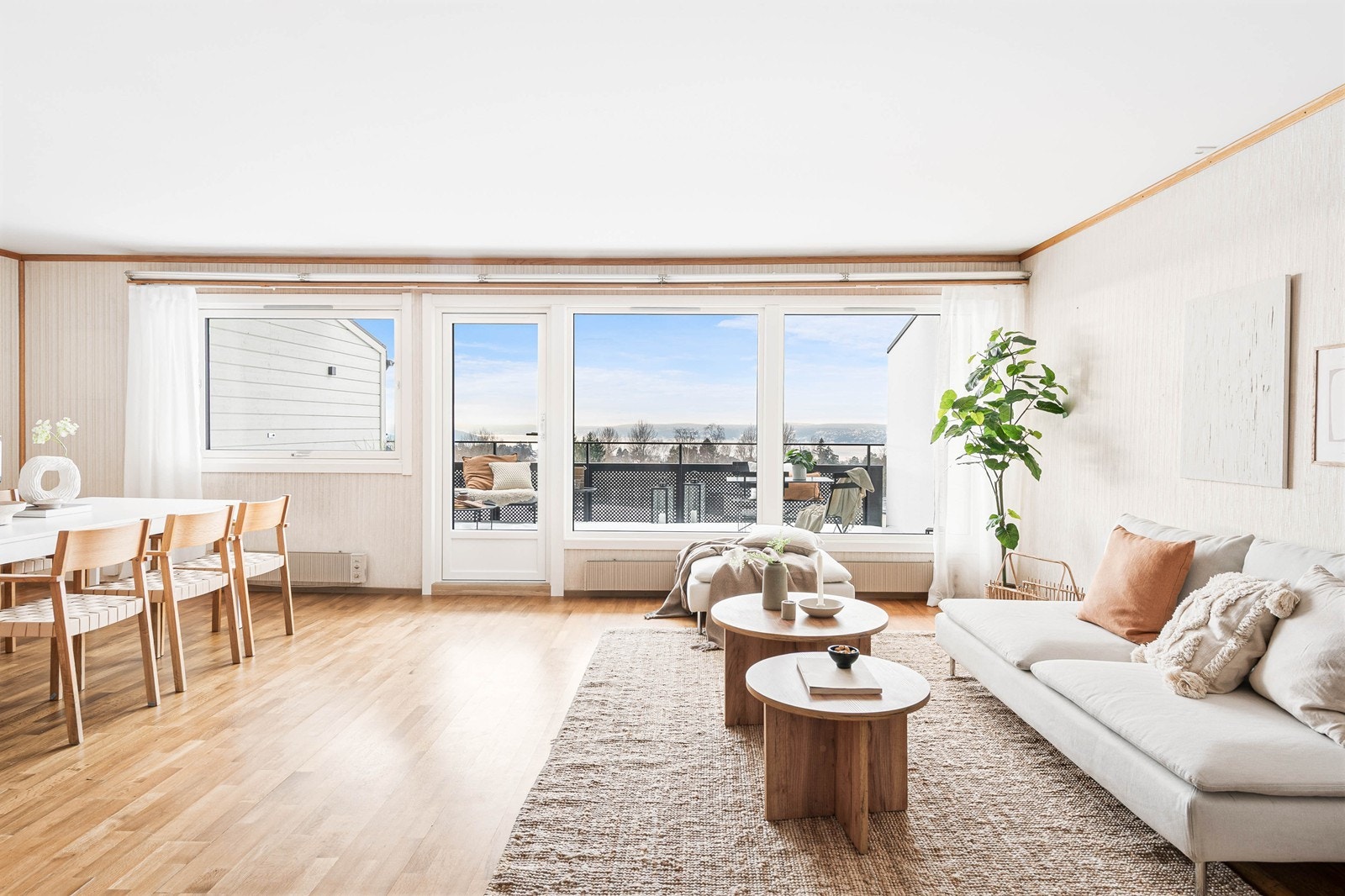 Lys og hyggelig stue med plass til både stue- og spisestueinnredning Galleribilde