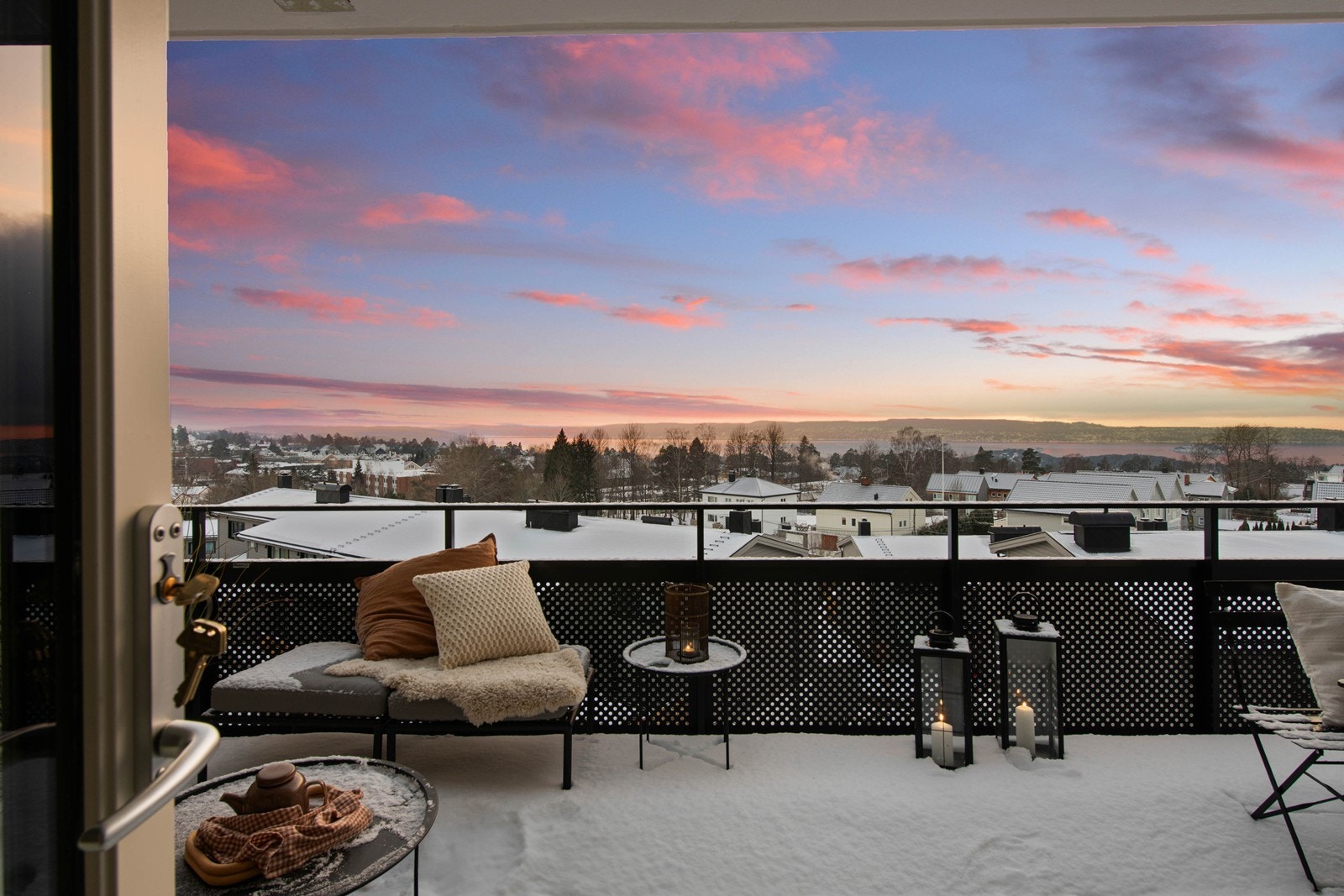 Dette er en lys og solrik toppleilighet med fjordutsikt Galleribilde