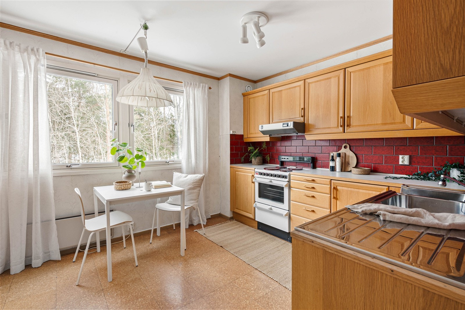 Kjøkken i separat rom med spiseplass Galleribilde