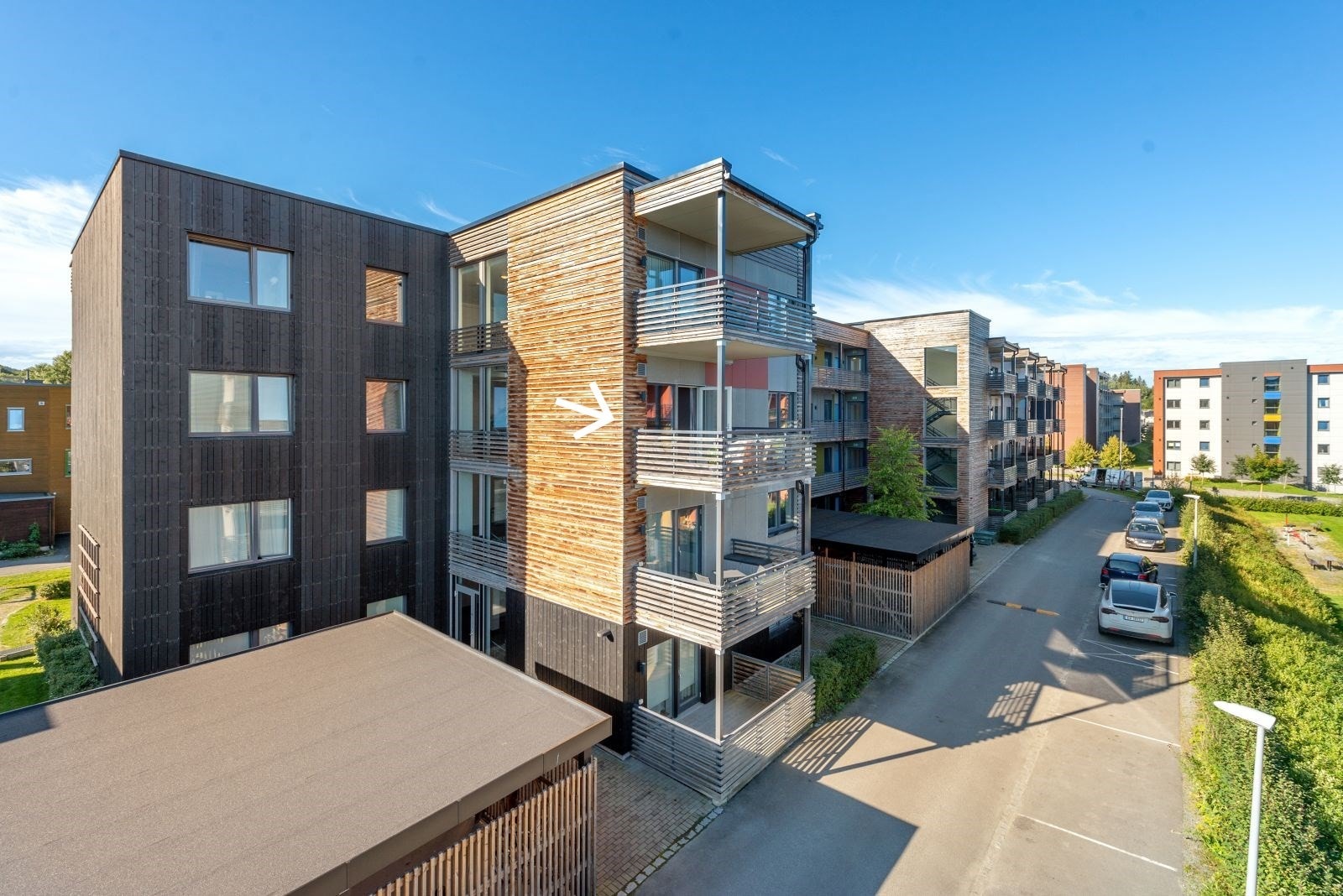 Leiligheten har en av de bedre beliggenhetene, og hvor boligbygget ligger øverst i feltet og innerst i en blindvei. Det er også gode kollektivtilbud som gjør det enkelt å komme seg direkte til bykjernen. Galleribilde
