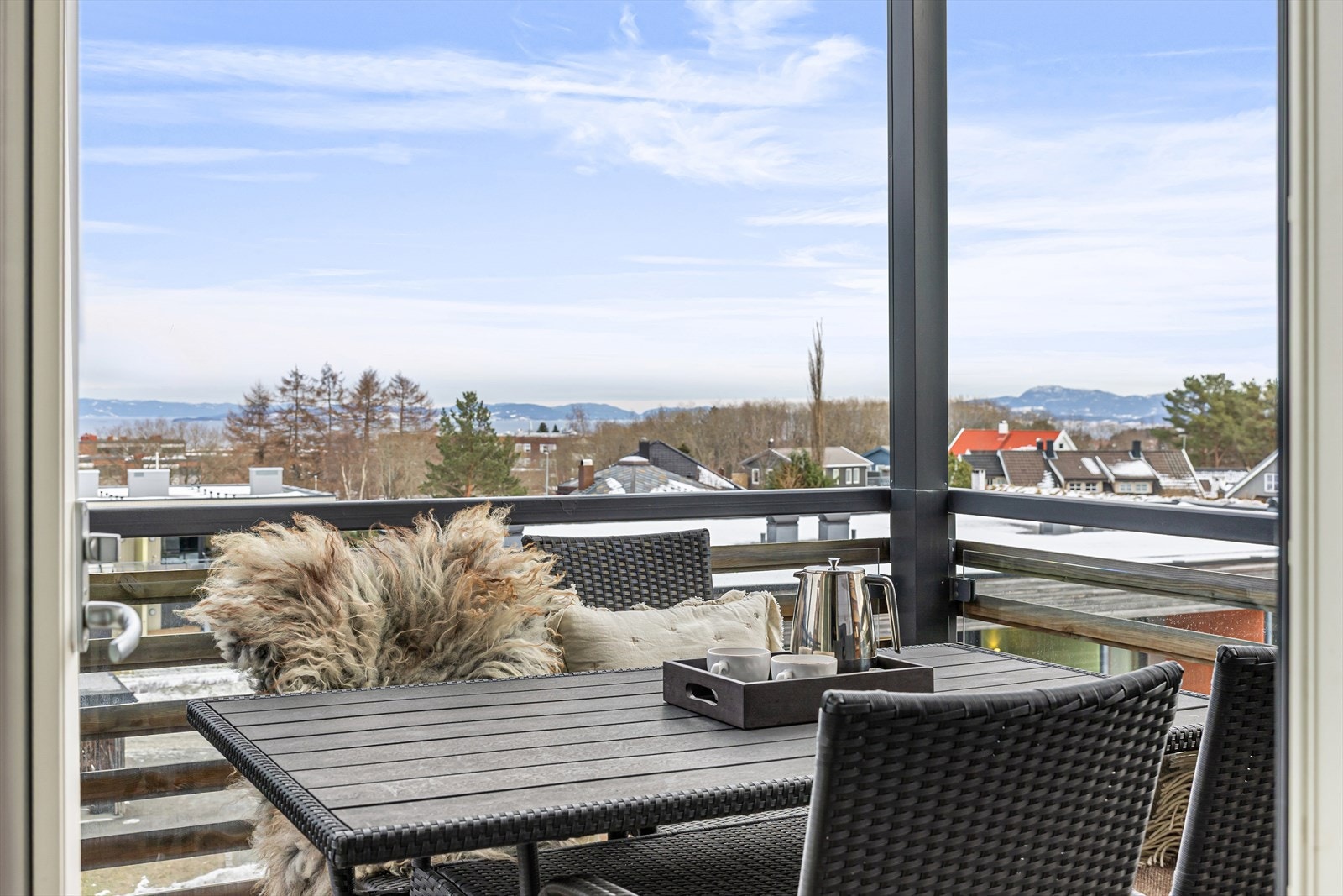 Den flotte og vidstrakte utsikten fra balkongen er noe av det selger har satt mest pris på. Her har lange sommerkvelder blitt tilbrakt i godt selskap. Galleribilde