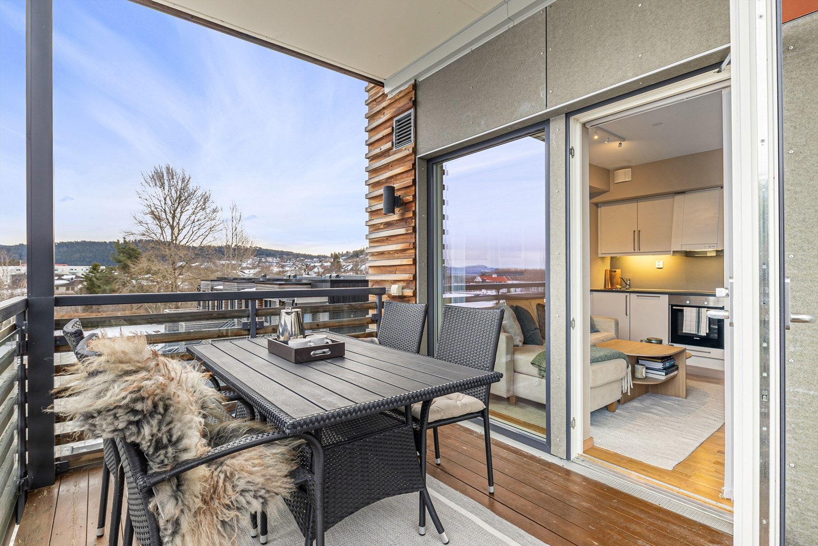 Velkommen til Stokkbekken 135! Heimdal Eiendomsmegling v/Alexandra Muravskaya har gleden av å presentere en moderne 2-roms selveierleilighet i 3. etasje fra 2016, med en egen balkong på 9 m² med nydelig utsikt. Foto: Nonstad foto. Galleribilde