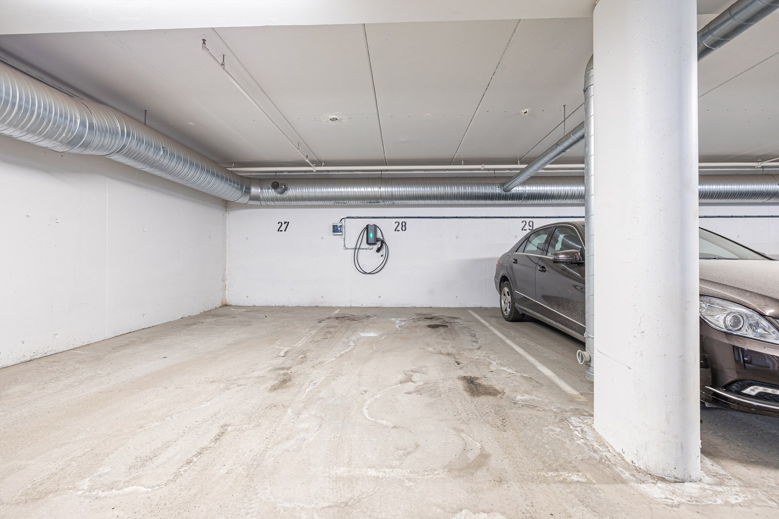 Leiligheten har egen parkeringsplass i parkeringskjeller, hvor det er etablert elbillader. Det er plass nummer 28 som tilhører leiligheten. Gjesteparkering skjer på felles oppstillingsplass på sameiets tomt. Galleribilde