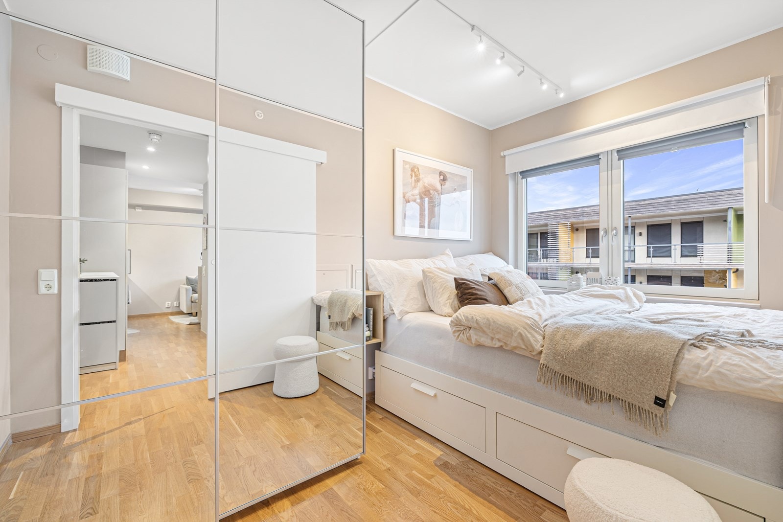 Leiligheten har et delikat soverom som strekker seg over 8 m². Rommet har god plass til dobbeltseng, nattbord og garderobeskap for oppbevaring. Det store garderobeskapet vil følge handelen. Galleribilde