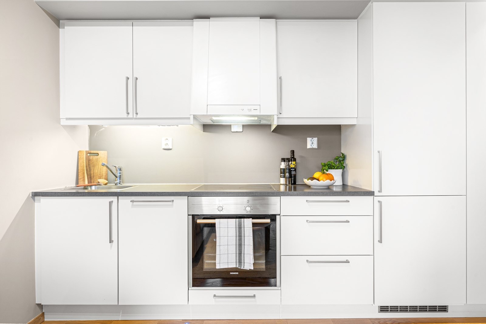 Hjemmets kjøkken er levert av kvalitetsleverandøren HTH med integrerte hvitevarer, og har en moderne og tidløs utførelse. Galleribilde