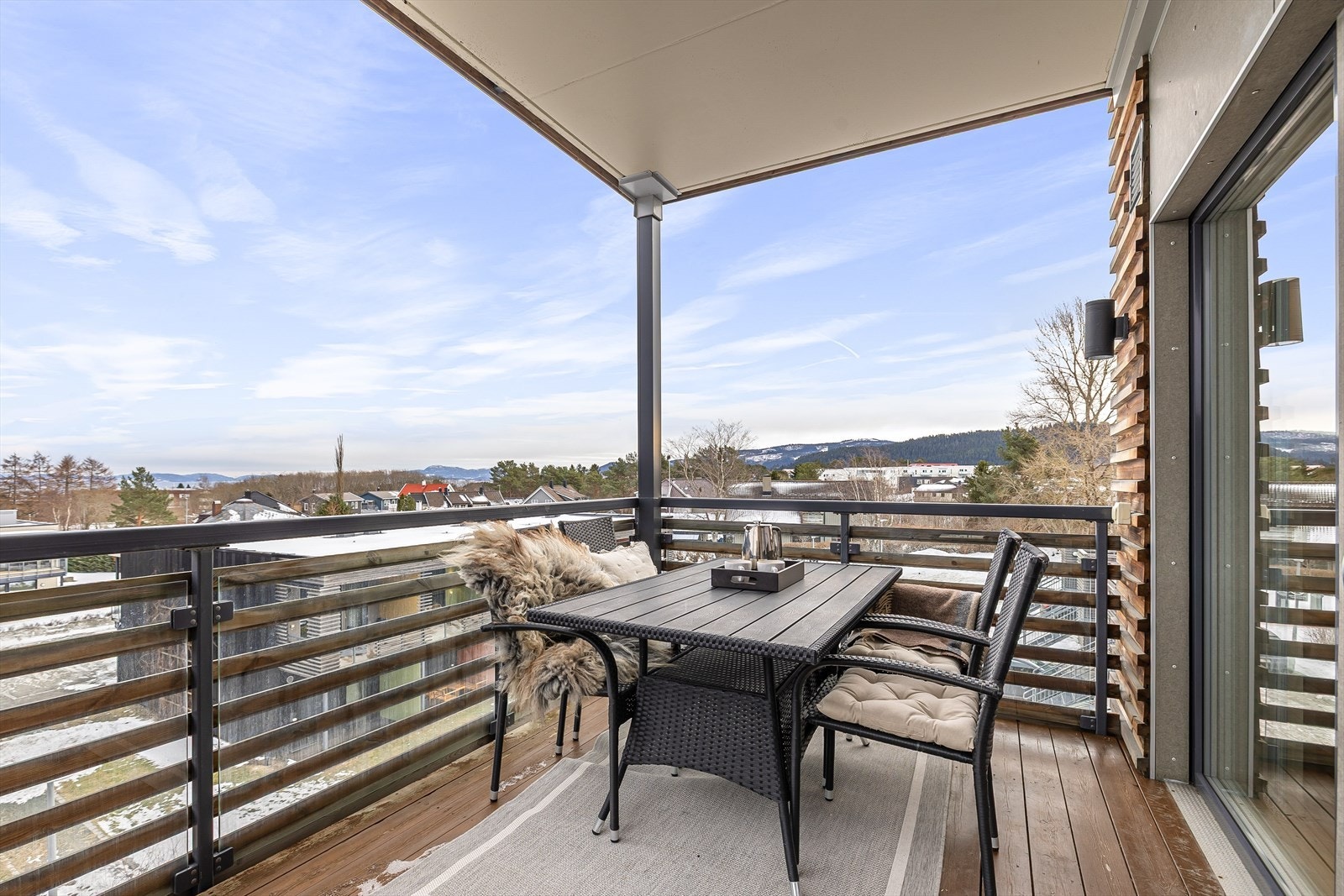 Fra stuen er det utgang til en egen overbygd balkong på hele 9 m² som enkelt fungerer som en forlengelse av oppholdsrommet på sommerhalvåret. Galleribilde