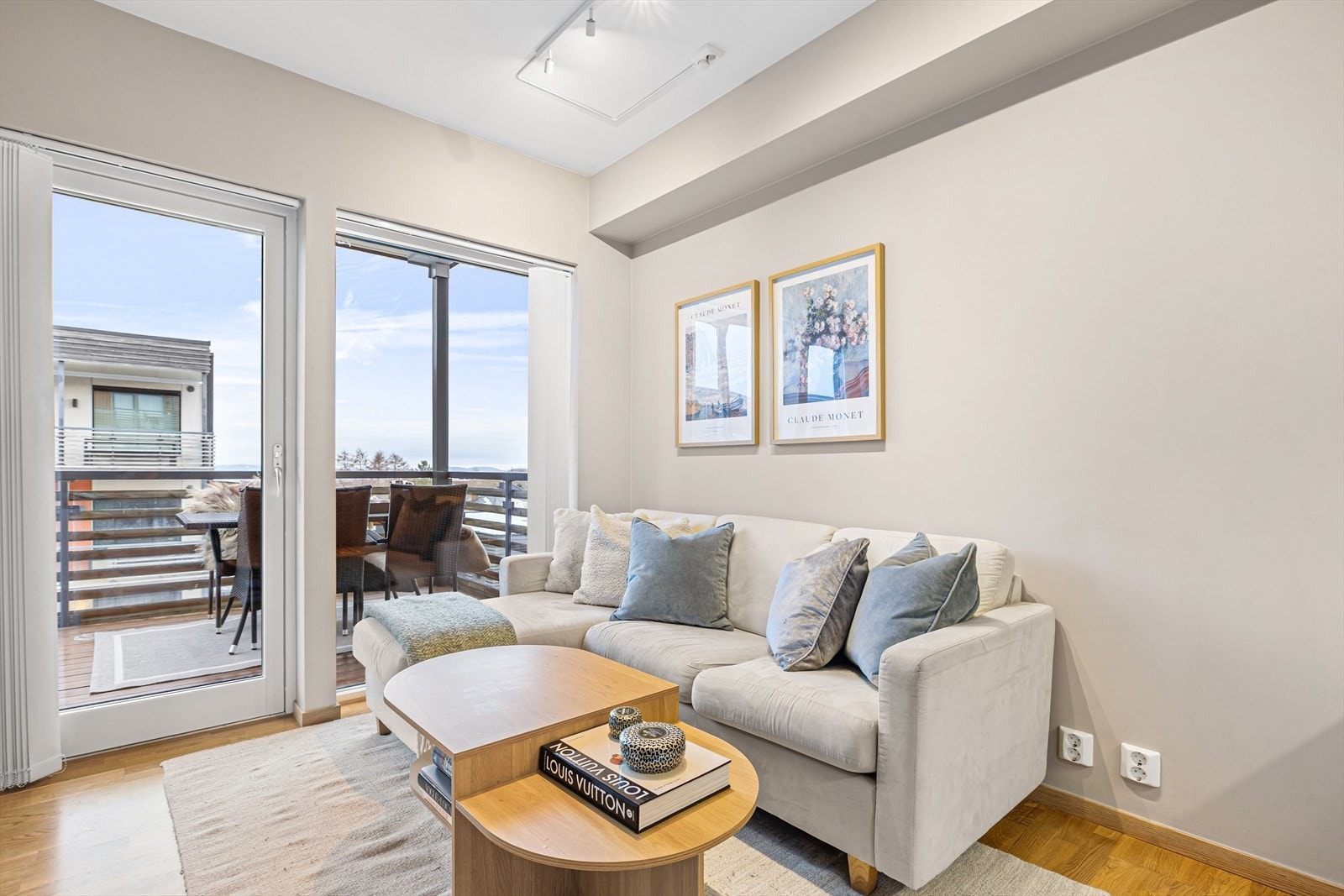 Selger opplyser om et rolig og trivelig nabolag med en god blanding av yngre og eldre beboere - en hyggelig og trivelig boplass! Galleribilde