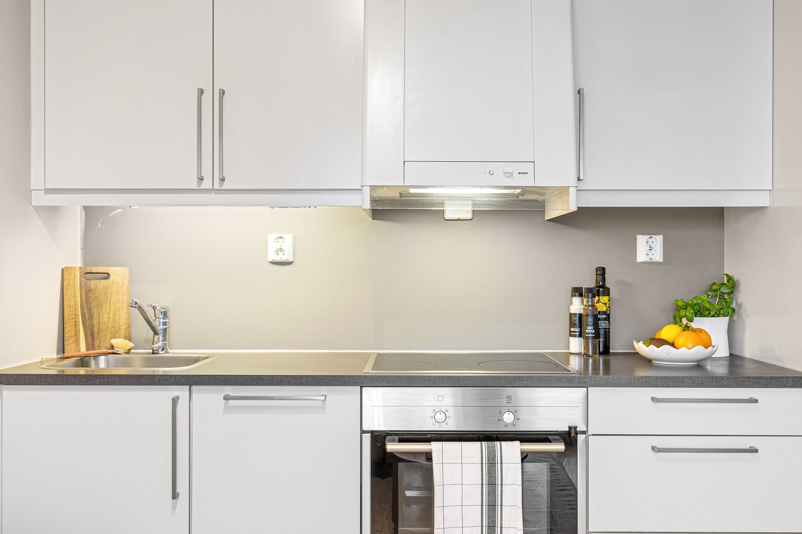 Kjøkkenet er innredet med mekanisk avtrekksvifte over stekesonen og opplegg for oppvaskmaskin. Det er integrert platetopp, stekeovn, kjøleskap, fryser og oppvaskmaskin. Selger opplyser om at kjøleskap og fryser er ny fra 2025. Galleribilde