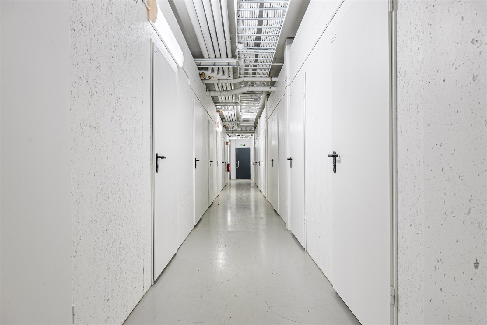 Dagens eier opplyser om at det er strømuttak i boden i form av stikkontakt. Galleribilde