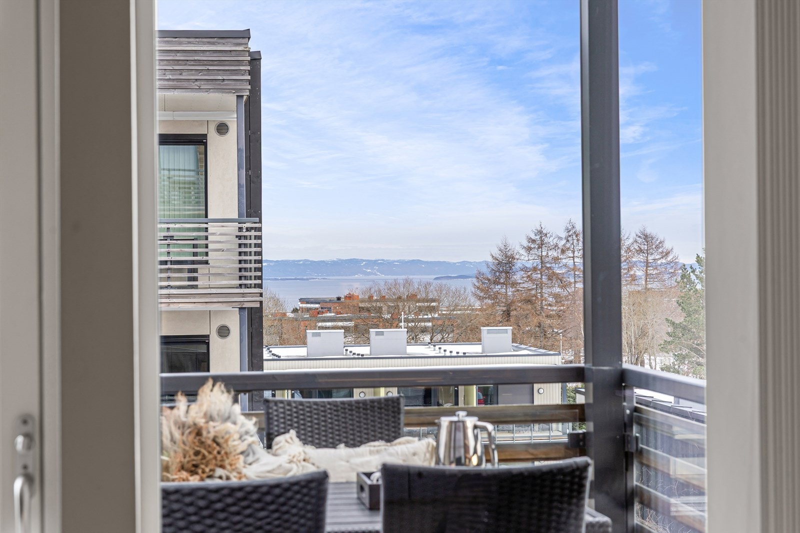 Det er uttak for strøm på balkongen, som gjør det mulig å sette inn en varmelampe eller ekstra belysning. Galleribilde