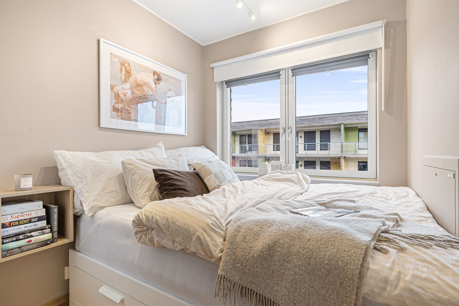 De store vindusflatene på soverommet er vendt mot sameiets rolige fellesarealer, og slipper inn naturlig dagslys på morgen og formiddag. Galleribilde