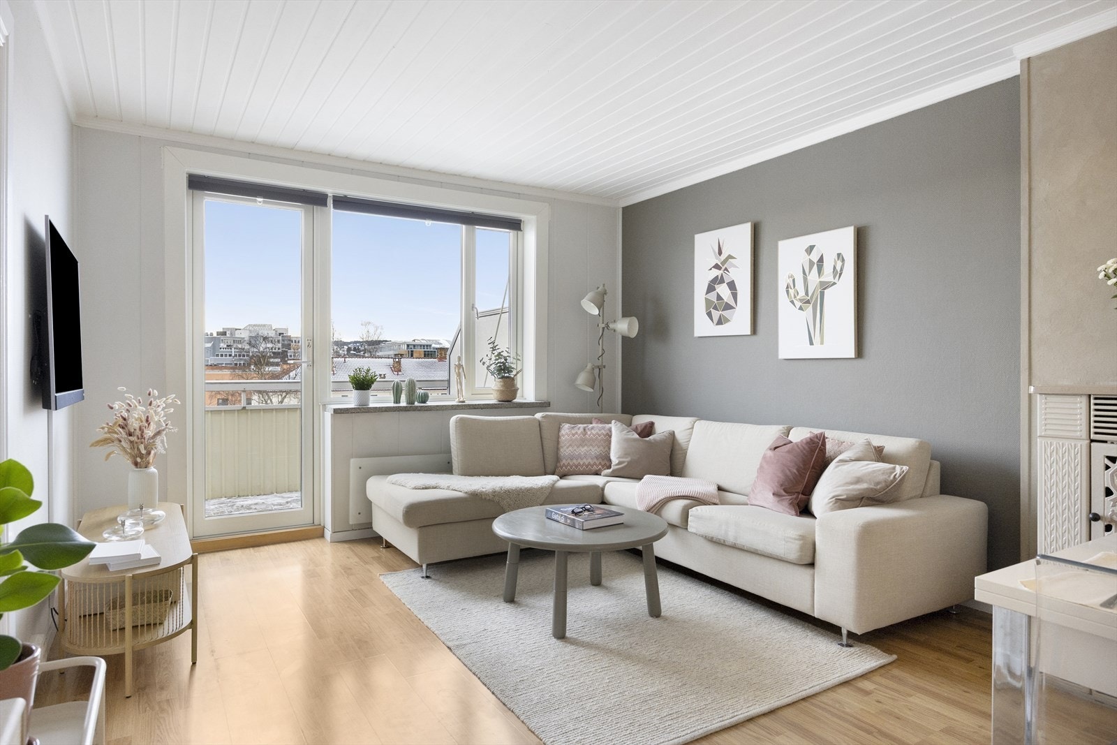 Stue med pene farger og gode lysforhold - store vinduer gir en luftig og åpen atmosfære. Galleribilde