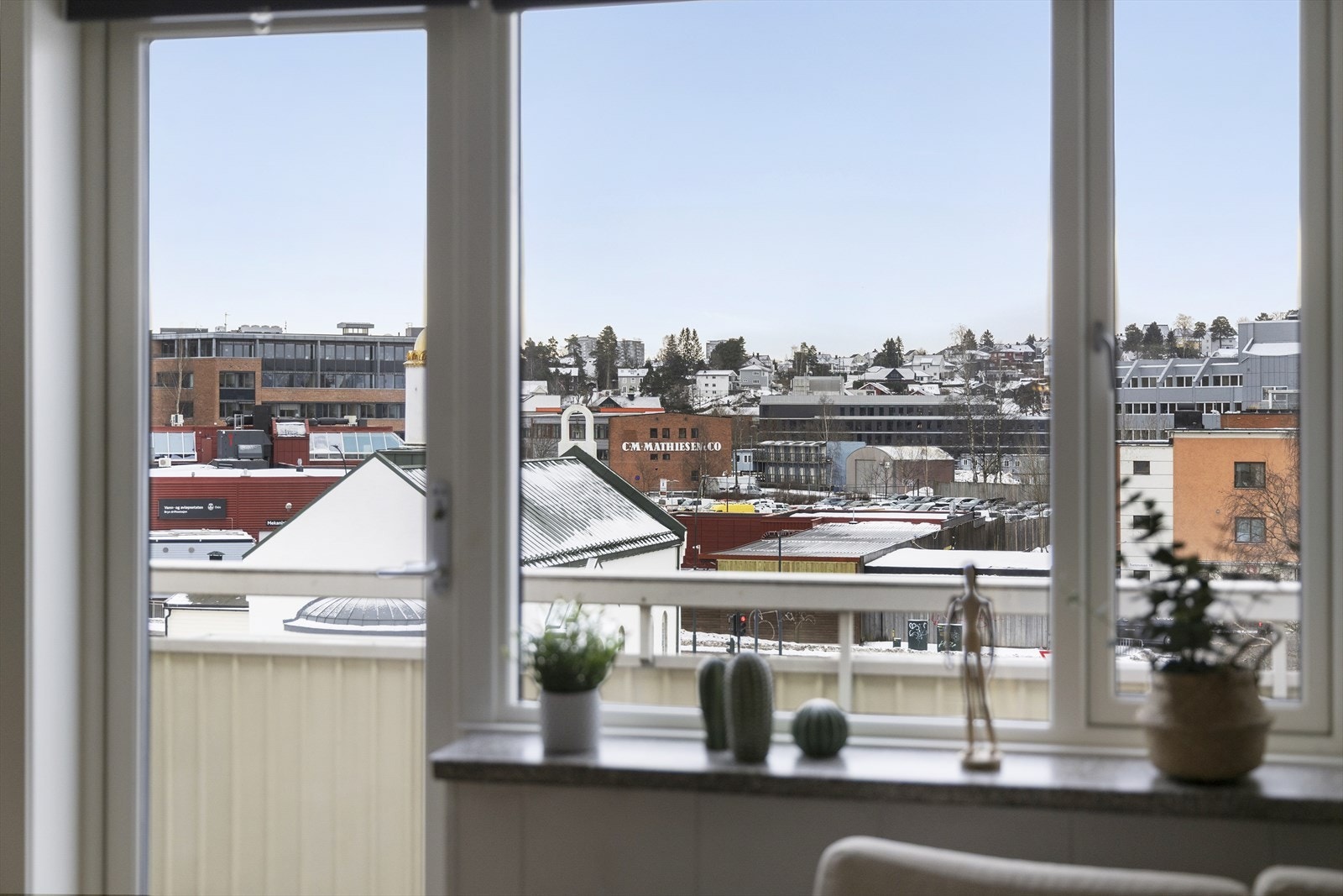 Utsikt fra vindu/balkong - fint overblikk over bybebyggelse og nærområdet rundt. Galleribilde