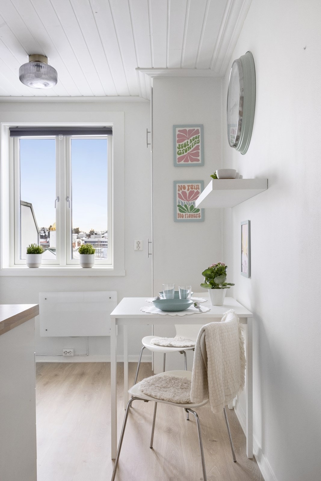 Spiseplass på kjøkken - perfekt til hverdagsmåltider, hjemmekontorhjørne eller kaffekrok. Galleribilde