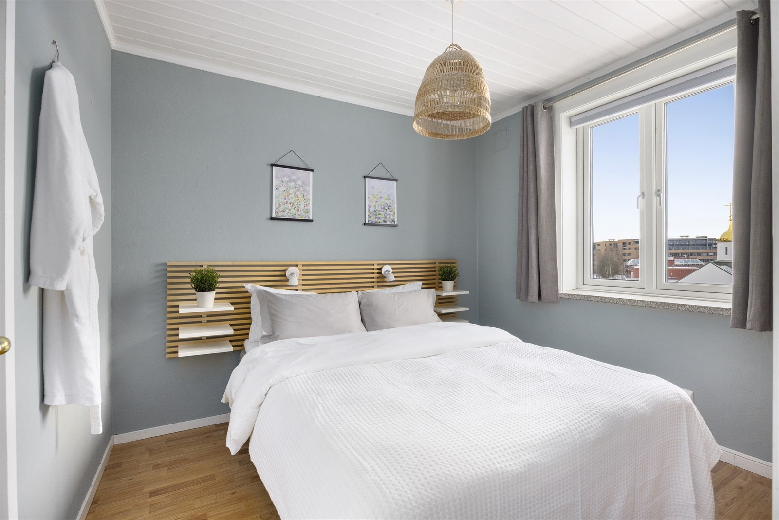 Soverom med plass til dobbeltseng, nattbord og garderobeskap. Galleribilde