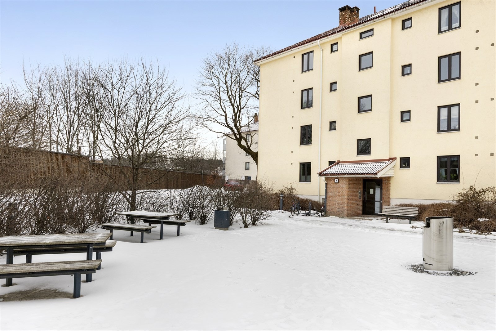 Hyggelig felles uteareal med sittemuligheter - fint som samlingspunkt på sommeren. Galleribilde