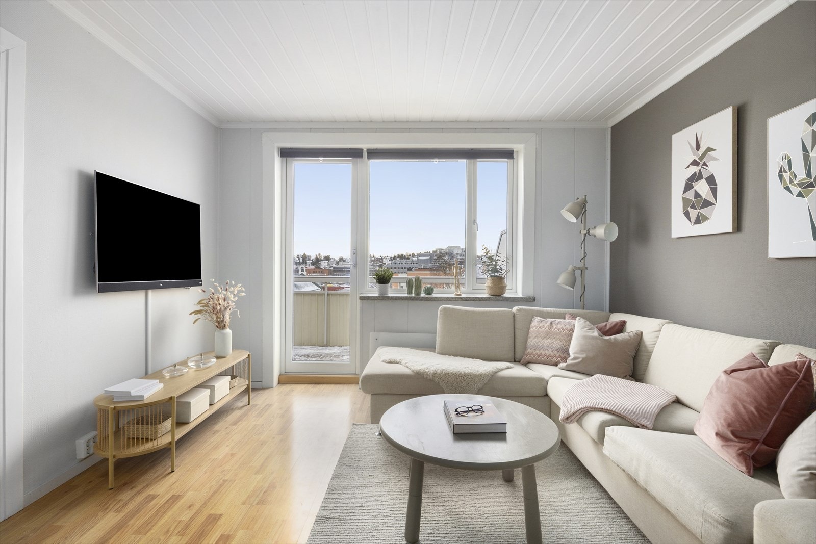 Lys og romslig stue med store vindusflater og utgang til balkong - god plass til sofagruppe og mediemøbel. Galleribilde