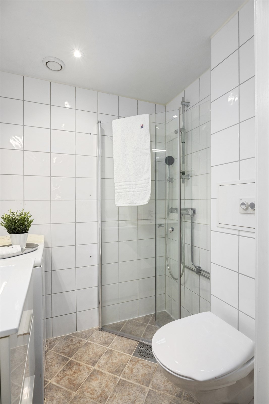 Flislagt bad (oppgradert i regi av borettslaget 2005/2006) med dusjhjørne, vegghengt toalett og varmekabler i gulv. Byttet kran i dusj desember 2025. Galleribilde