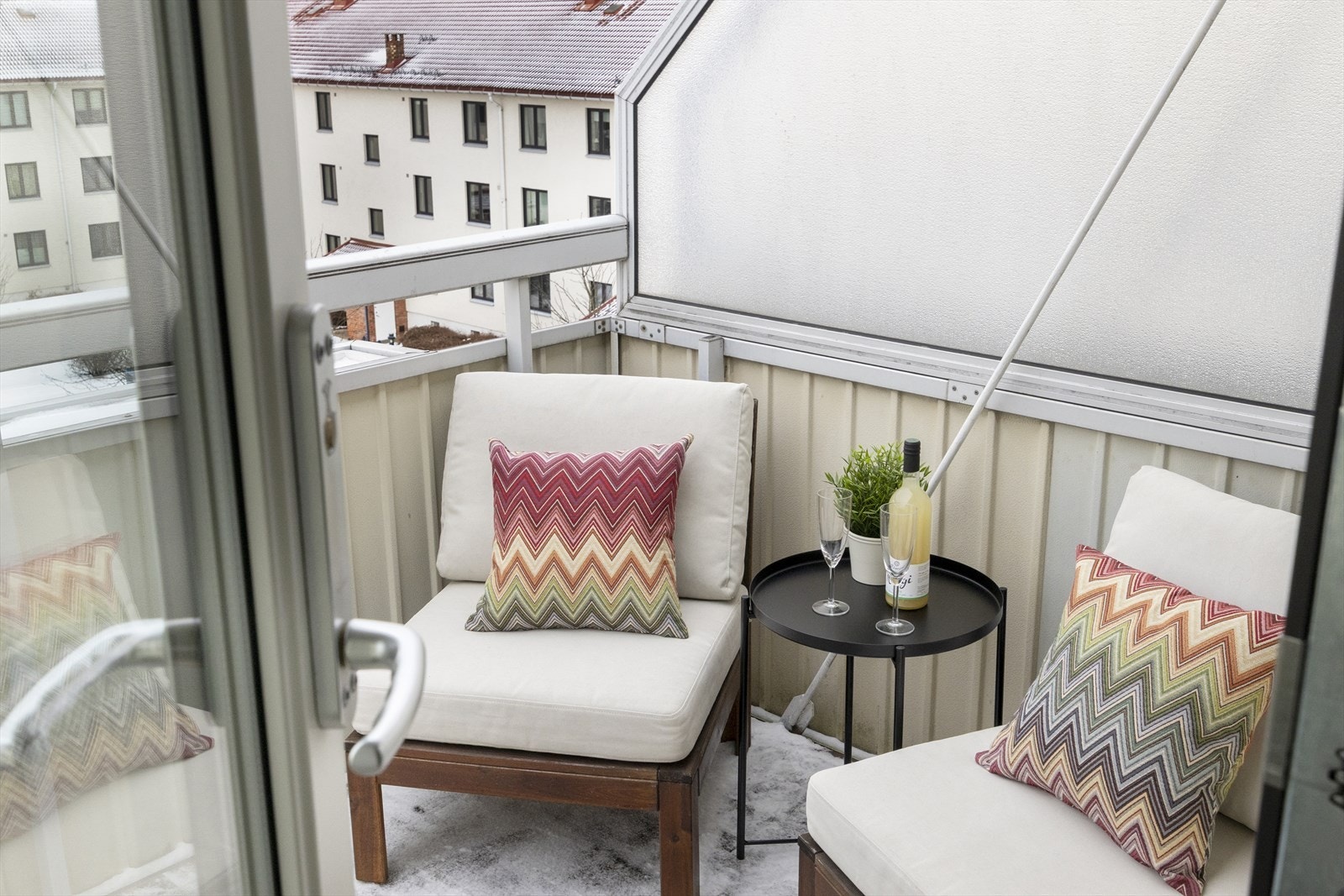 Lun og innbydende balkong med plass til sittegruppe - her er det enkelt å lage en hyggelig uteplass med stoler, bord og planter. Galleribilde