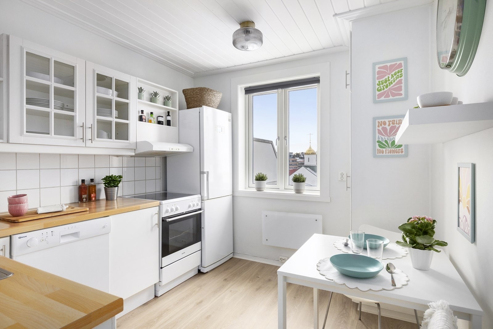 Gulv byttet og vegger malt på kjøkken i 2025. Galleribilde