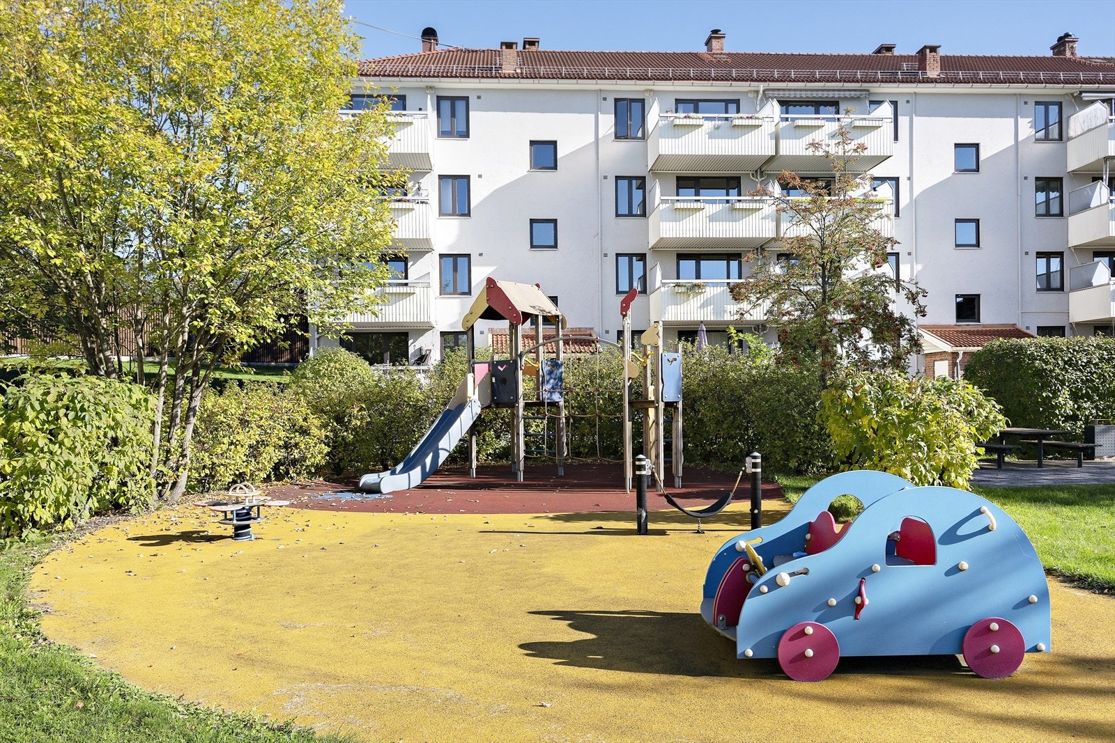 Lekeplass og grøntarealer like ved Agmund Bolts vei - et hyggelig nærmiljø for både store og små, med god plass til lek og utelek i trygge omgivelser. Galleribilde