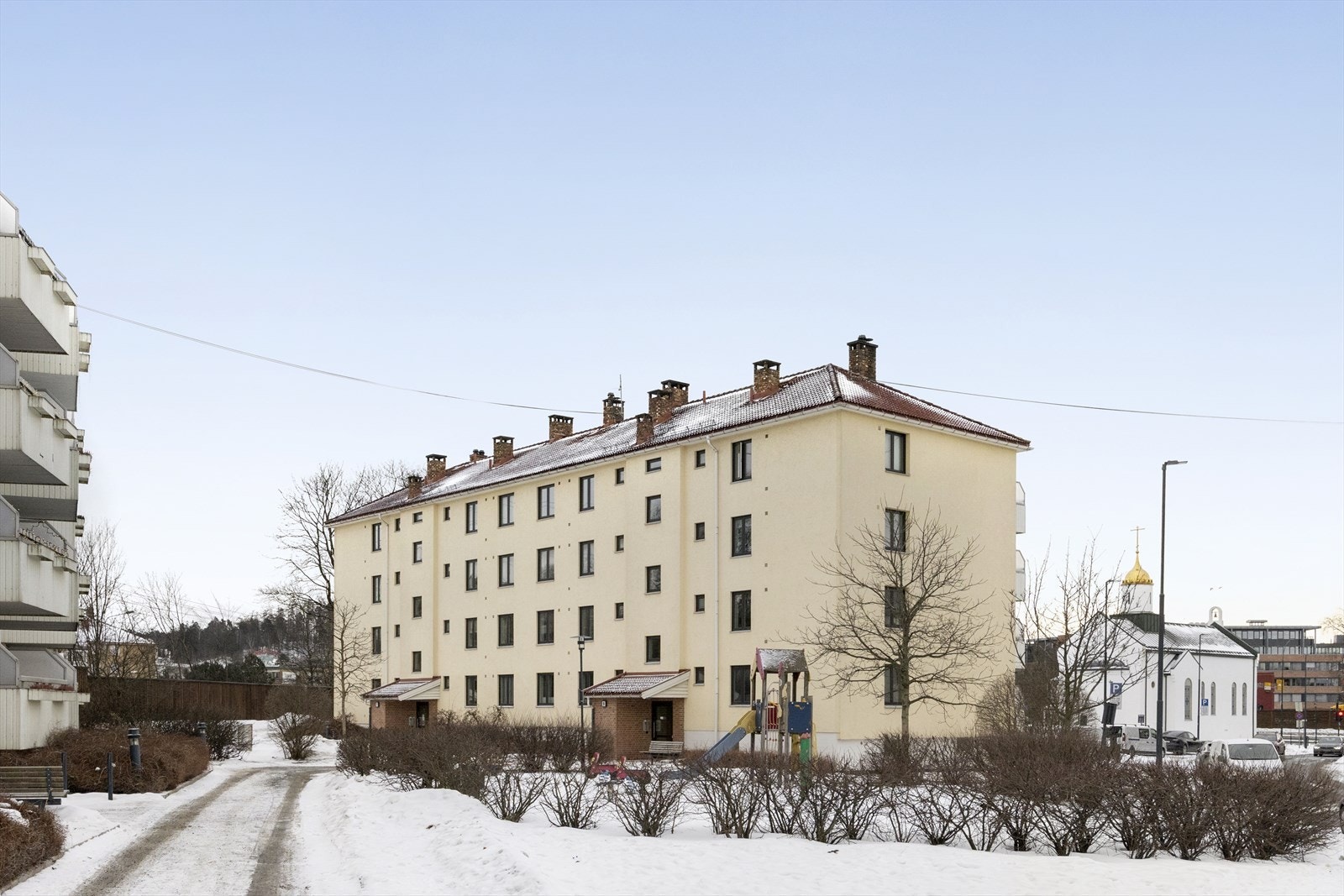 Rolig preg med grøntarealer og god avstand til omkringliggende bebyggelse. Galleribilde