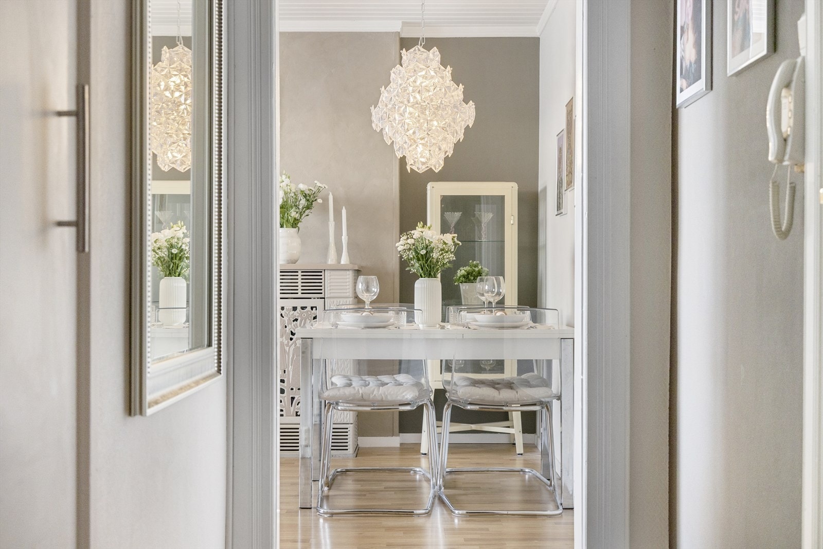 Flott vedovn i stue skaper en varm og lun romfølelse på kalde dager. Galleribilde