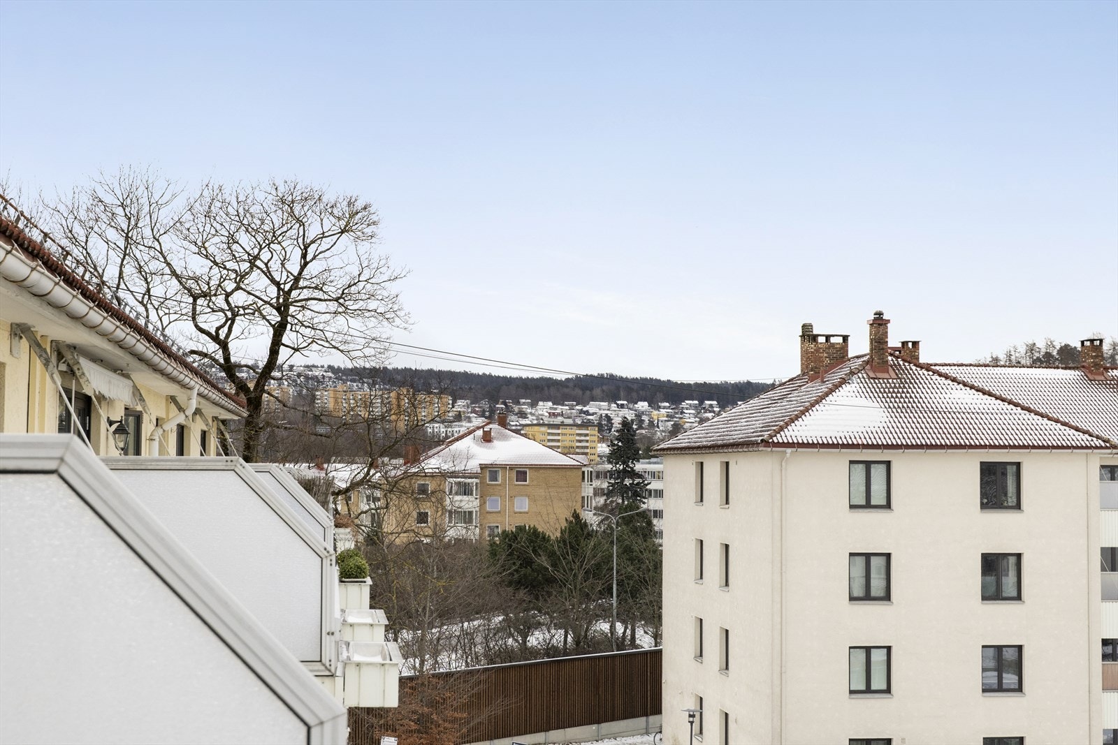 Utsyn mot nærområdet med grønne drag og bebyggelse - luftig og åpent. Galleribilde
