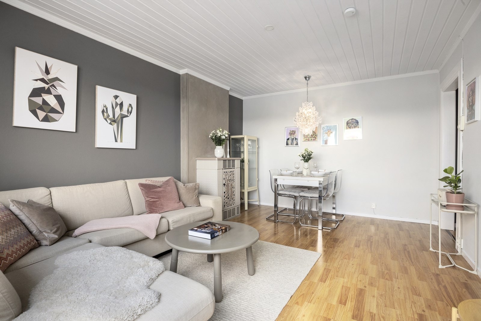 Oppholdsrom med fin romfølelse og god møblering - naturlig sone for både sofa og spiseplass. Galleribilde