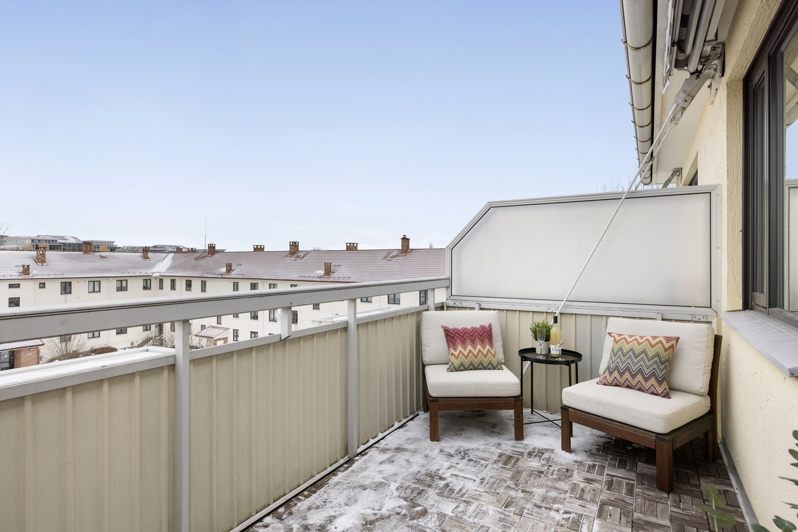 Solrik balkong på ca. 8 m² med plass til utemøbler, grønt og stemningsbelysning. Galleribilde