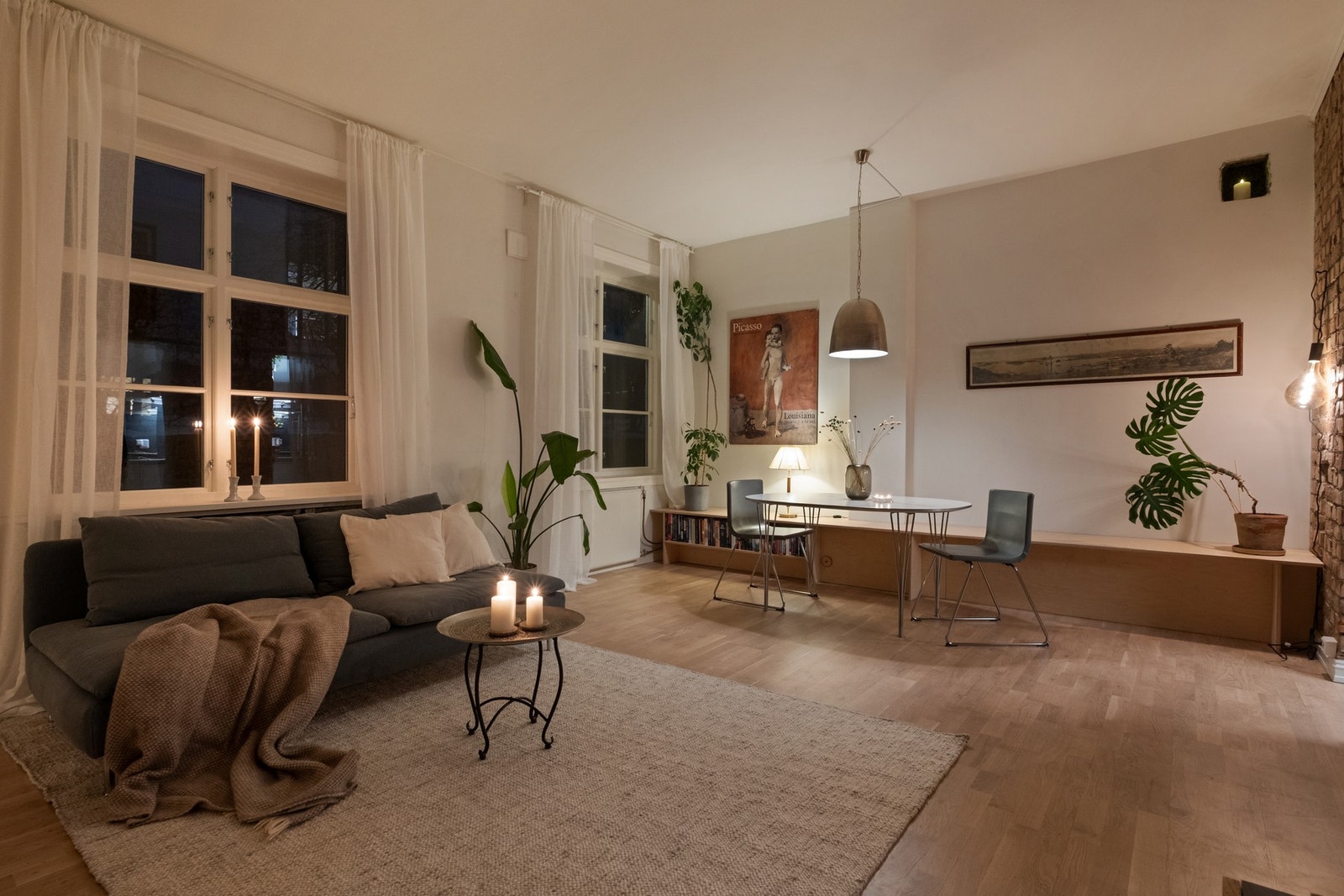 Takhøyden i stuen er på generøse 2,84 meter. Galleribilde