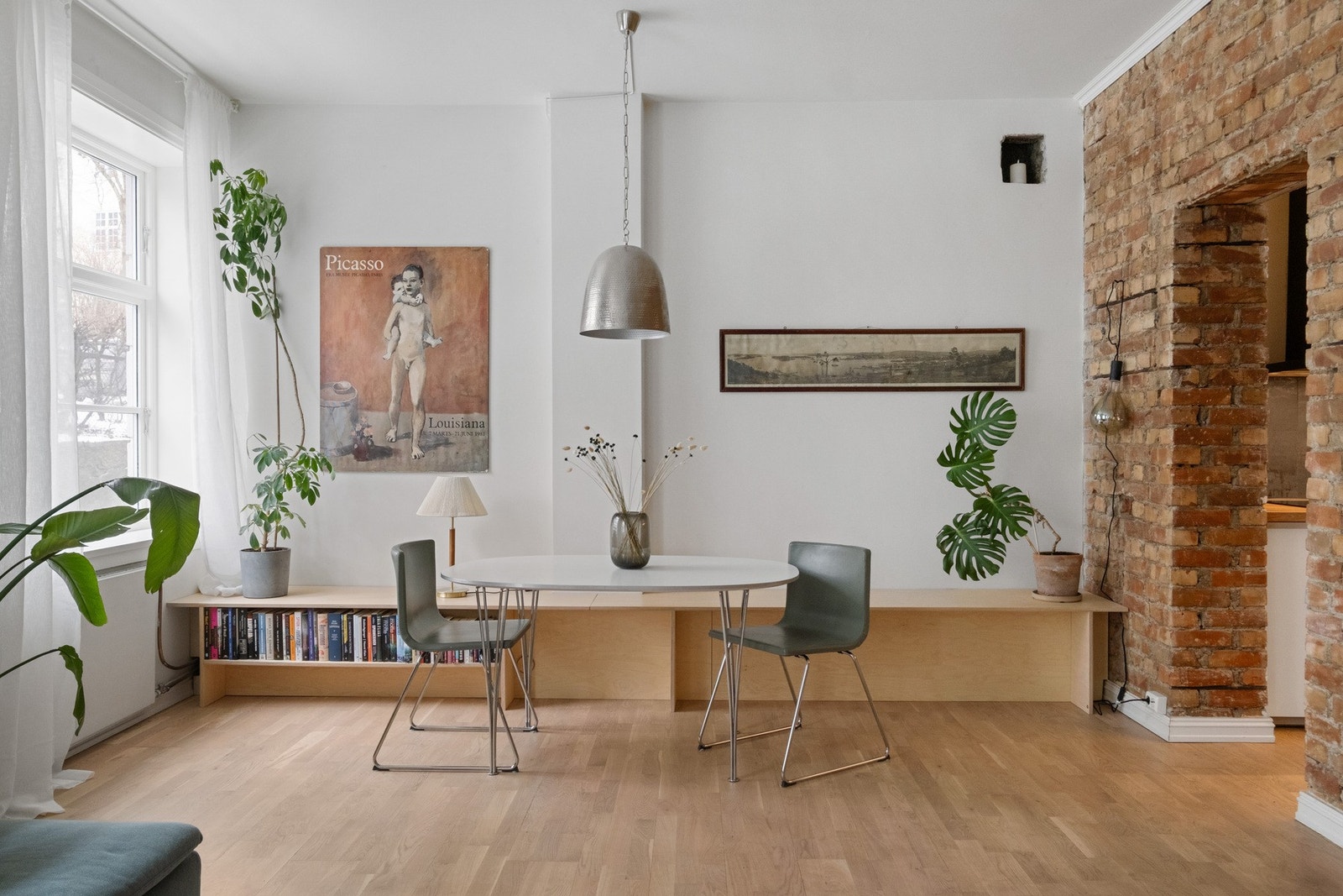 Boligen har en herlig kombinasjon av klassiske elementer og dagens krav til standard. Galleribilde