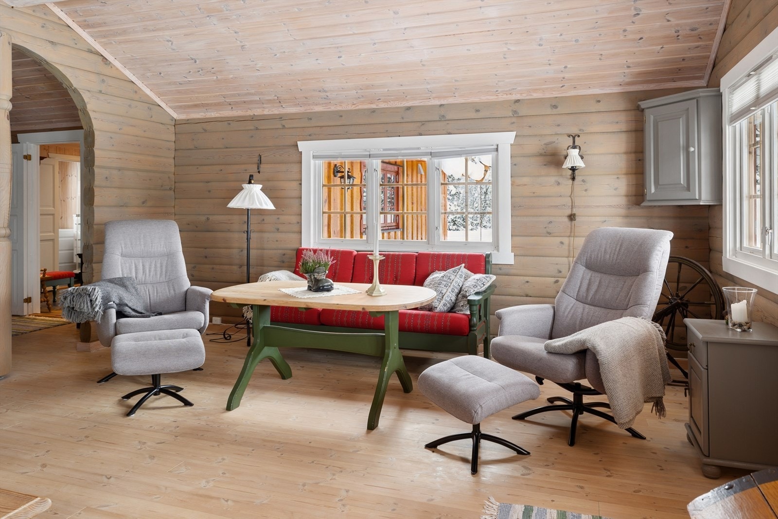 God plass til både sofagruppe og stort spisebord. Galleribilde