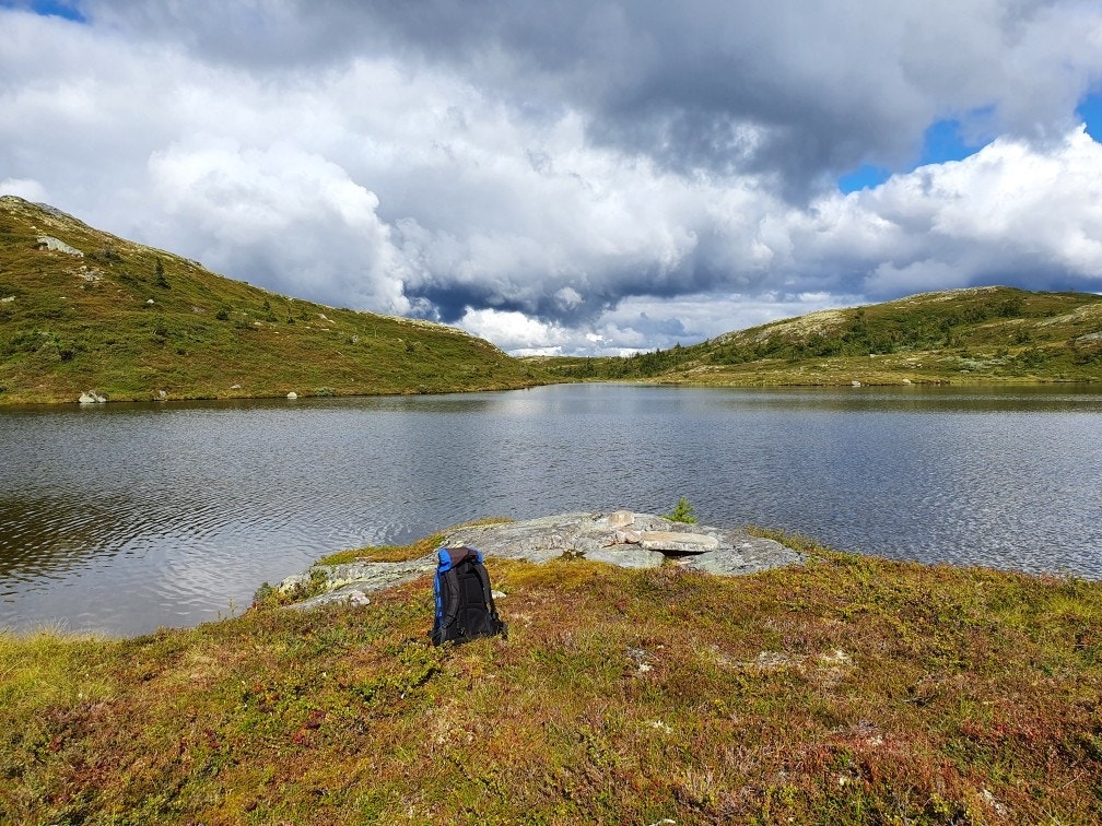 Vakre Svartevatnet, et rolig og stemningsfullt vann kun en kort tur fra hytta. Galleribilde