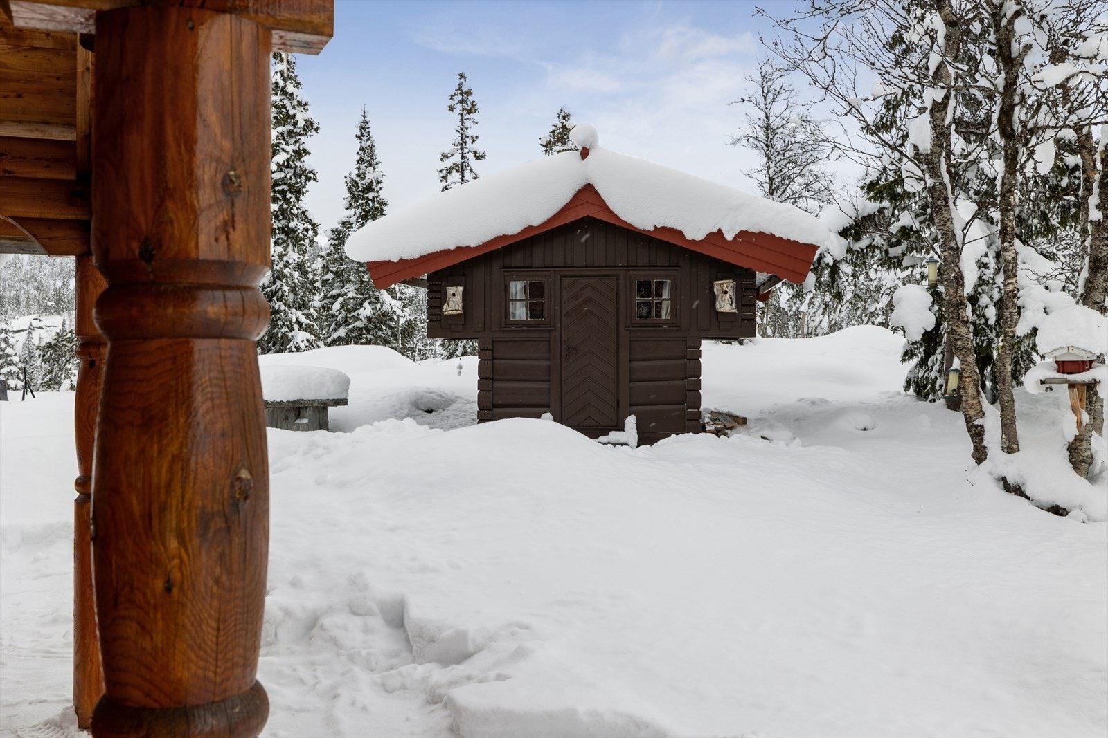 Det hører også til et koselig anneks / stabbur med ekstra soverplasser. Galleribilde