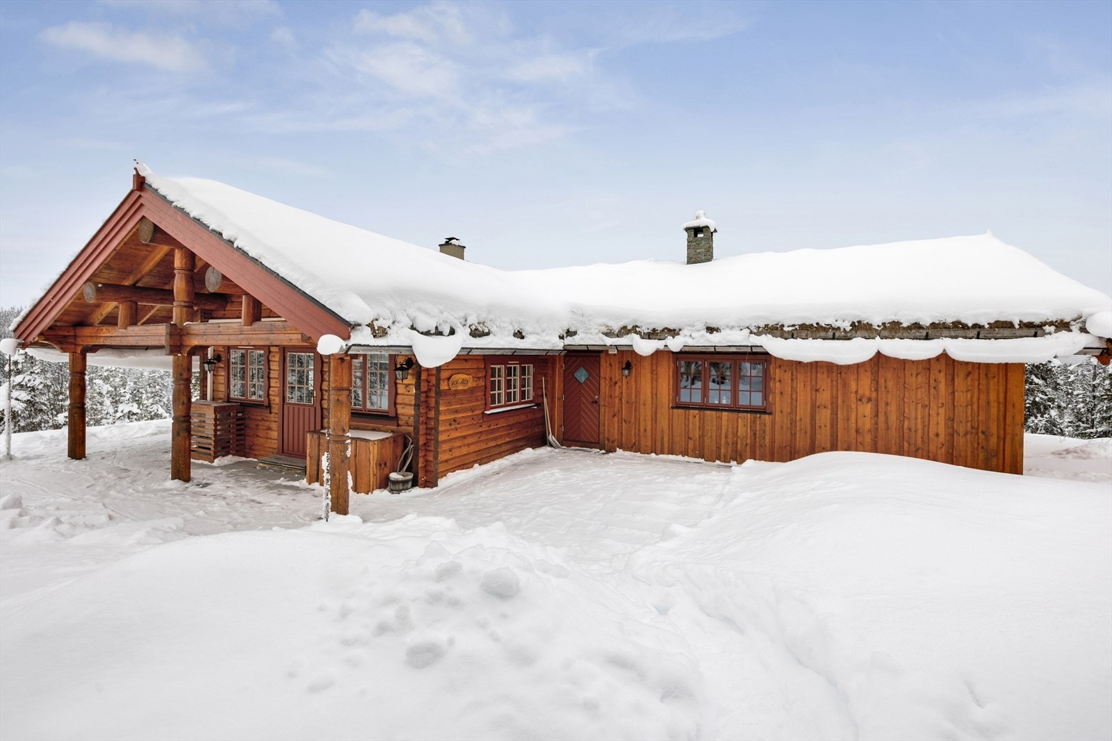 Hytta har innlagt strøm, innstallert fiber og har løsninger som gjør dette til en moderne og komfortabel fritidsbolig. Galleribilde