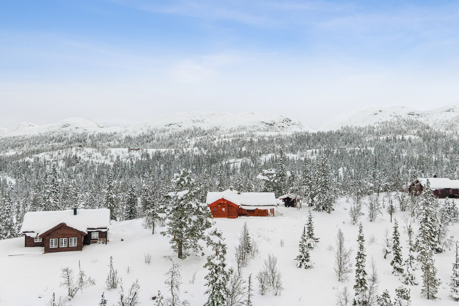 Fra eiendommen er det flott utsyn mot Hardangervidda og de omkringliggende fjellområdene. Galleribilde