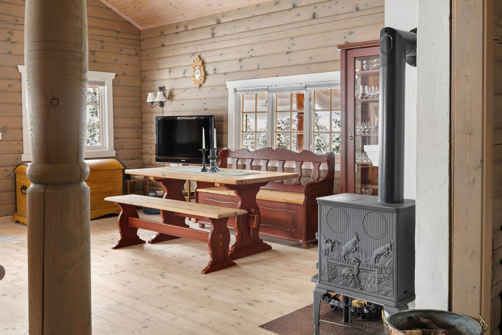 Hyggelig spisestue med god plass til å samle familie og venner. Det er både peis og vedovn i stuen. Galleribilde