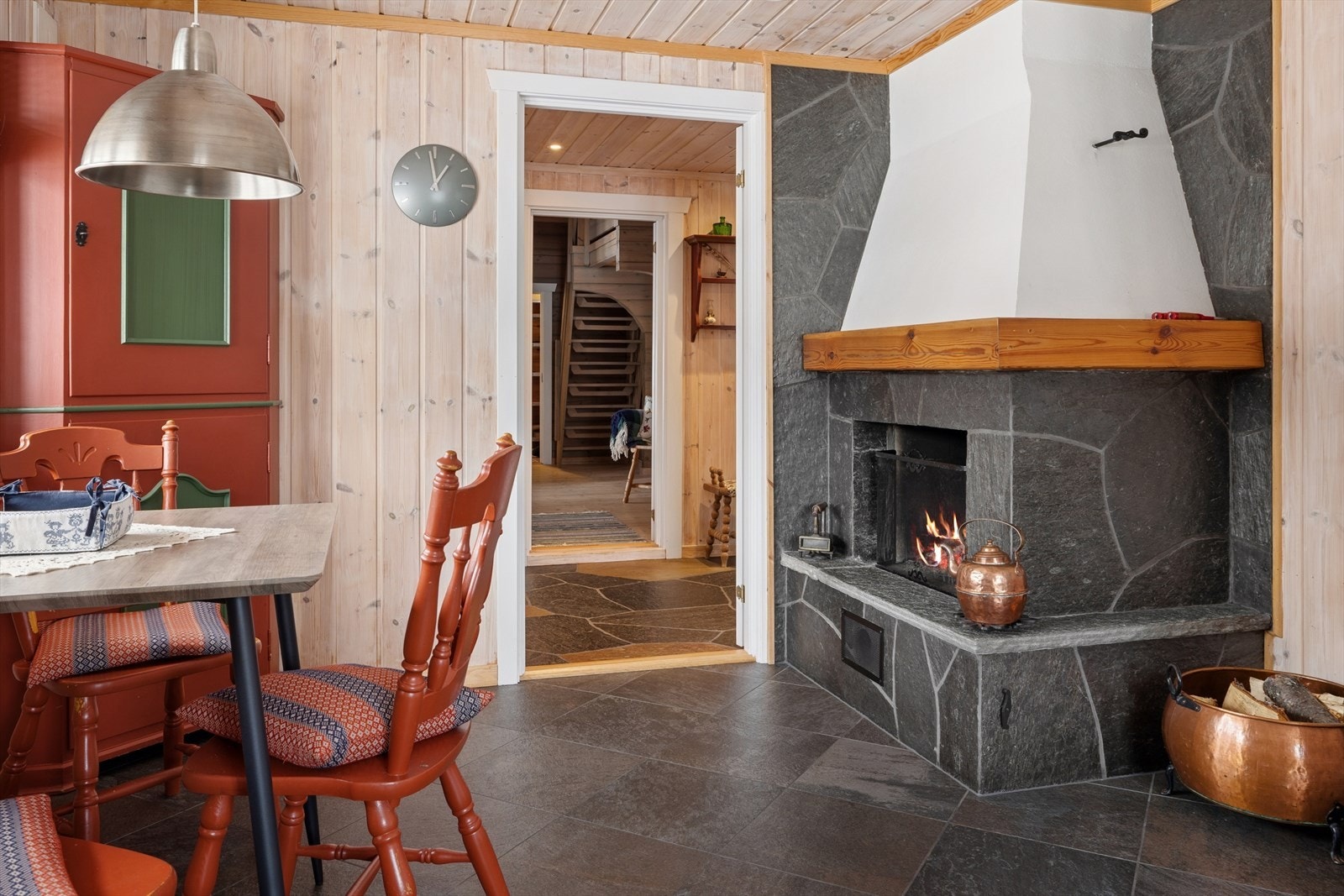 Hyggelig åpen peis som bidrar til varme og kos! Galleribilde