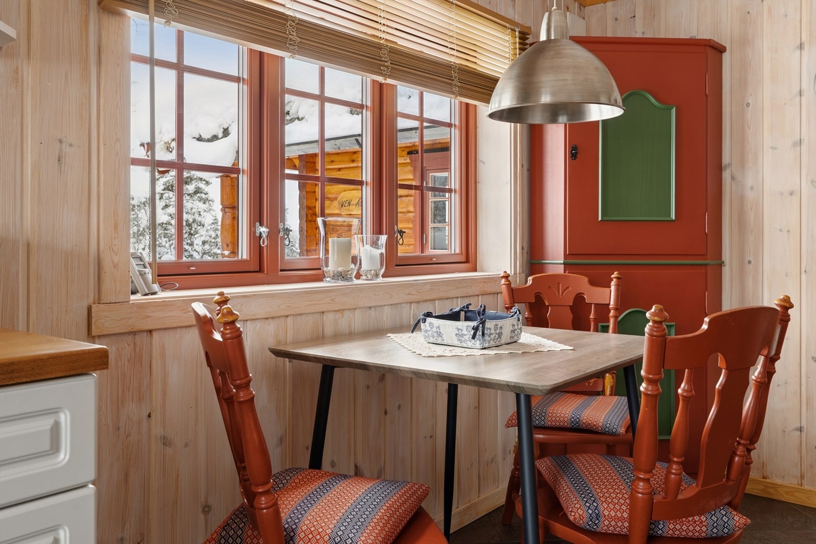 Koselig spiseplass på kjøkkenet. Galleribilde