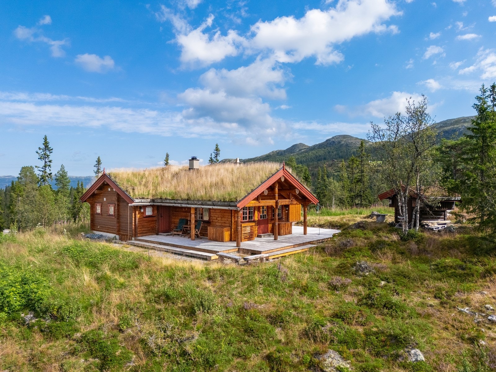 Det er bygget terrasse på 3 sider, som er svært praktisk både i forhold til vær og vind. Galleribilde