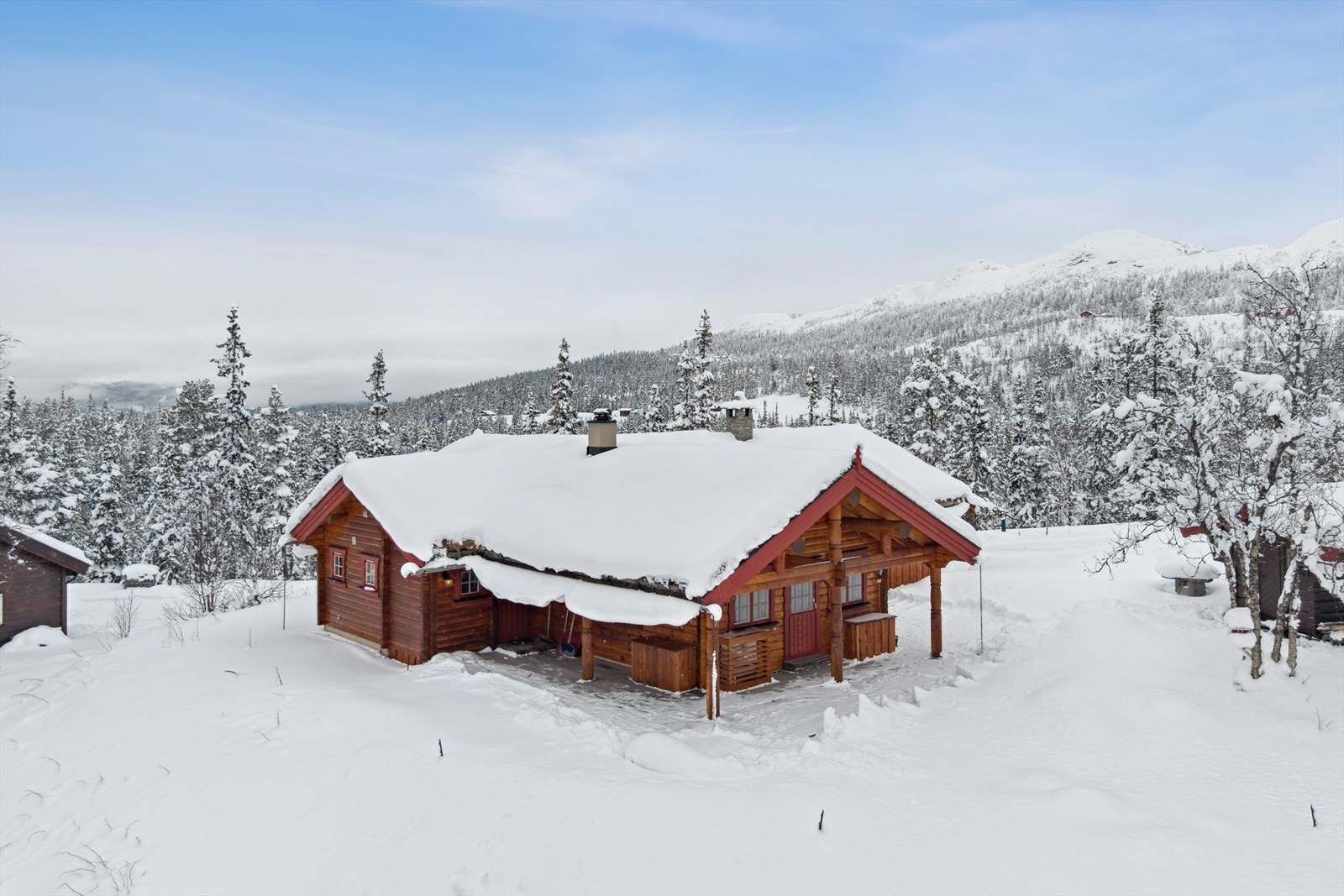 Nydelig hytte i vakre Seterdalen ved Hallandsfjell, beliggende på en kolle med vidsyn og svært gode solforhold. Galleribilde