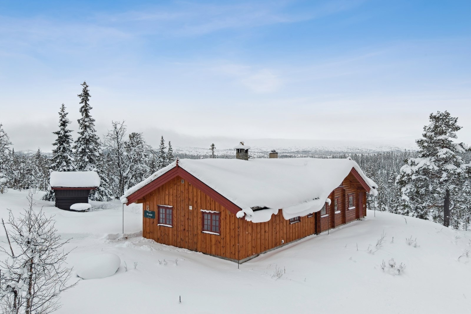 Den opprinnelige hytta er oppført som maskinlaftet konstruksjon i tømmer, og tilbygget er oppført i bindingsverk og kledd med stående utkantet bordkledning. Galleribilde