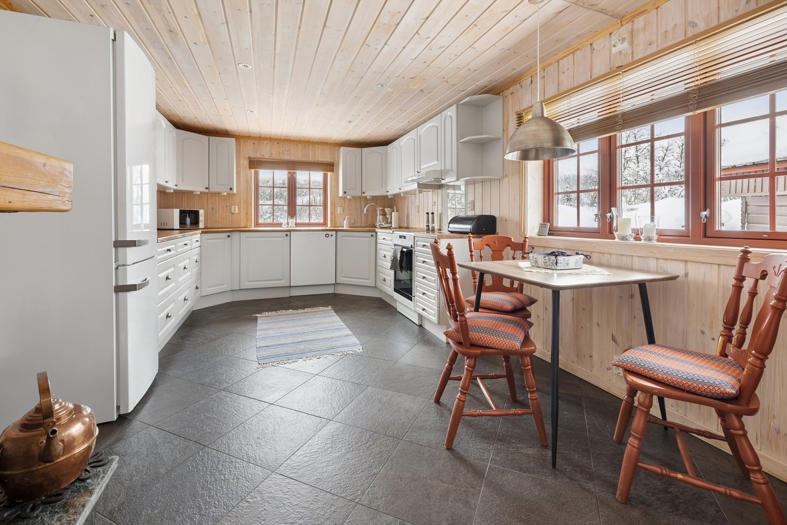 Romslig kjøkken med god skap- og benkeplass med kjøl/frys, komfyr, oppvaskmaksin. Galleribilde