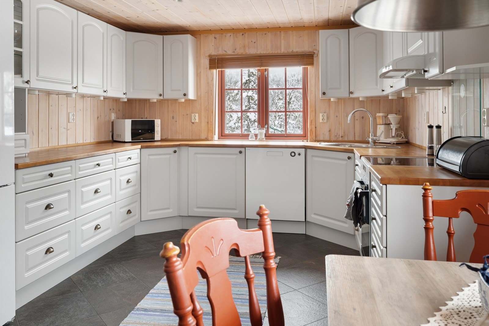 Husebykjøkken med profilerte fronter og heltre benkeplate med nedfelt oppvaskbeslag. Galleribilde